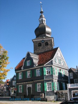 Vorne: Lenneper Rathaus | Hinten: Evangelische Kirche